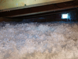 Zateplení stropu chaty s pultovou střechou pomocí foukané izolace